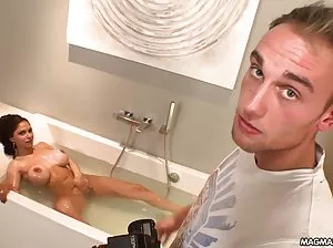 Fille enceinte avec petit se masturbe Dick à père