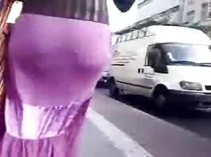 La salope de Snooty bares ses seins et a commencé à sucer son copain.
