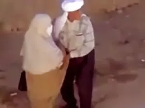 Fille adorable dans la robe sans culotte montre la lettre poilue