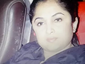 Ivre belle fille rôti deux garçons