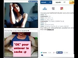 TRANS avec de beaux seins secousses diligemment au large de la Kucan