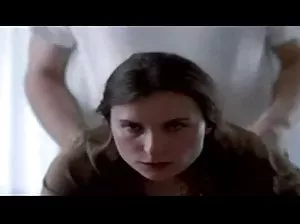 Brune brûlante forcée de faire un minet