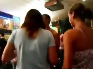 Le gars est venu rendre visite à un voisin pour la mettre dedans.