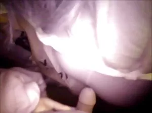 Pervert boit son urine d’un grand verre