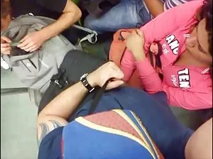 bébé de 18 ans se masturbe avec un grand vibrateur