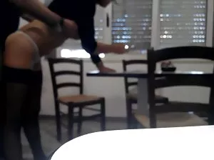 Mamie en bas noirs fait une jeune femme un ici et baisée lui