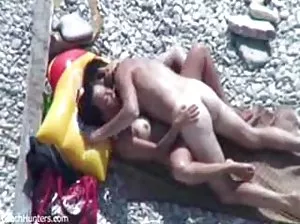Les filles sexy ont décidé de prendre un bain de boue et un peu tromper autour