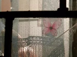 La femme japonaise presque nue obtient sur une queue dans le vestiaire