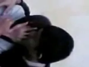 Ebar avec une grosse baise fard dans un point blond baise