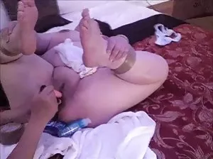 Lesbiennes jouer avec une grande dans la douche