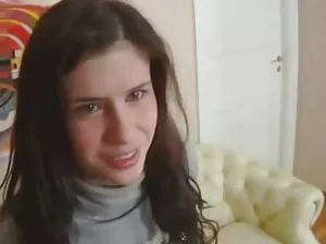 Kira répandre ses jambes devant son amant chaud