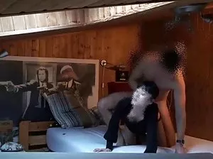 Une chienne avec un beau seins travaille avec une bouche
