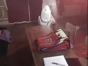 Le gars a donné sa jeune copine pour sucer la queue et a fini sur son visage