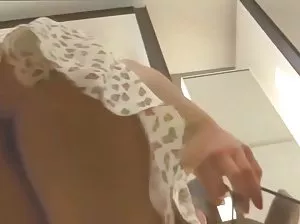 Cutie en bas avec de gros et beaux seins mange une banane