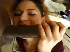 TRANS en jupe courte est fasciné par Jerk-Ying