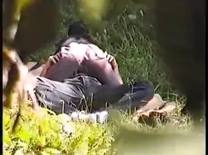 Une tante âgée et un homme baisent une fille enceinte