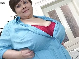 Maîtresse stimule l’anal de son esclave lié