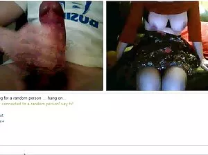 Un homme avec une queue de cochon a vendu sa femme et met sous un ami riche