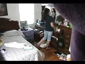 Busty fille Nicole versé de l’huile et a pris la joue de la queue du gars