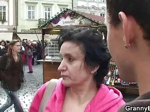 Un groupe d’hommes laissent une chienne dans un cercle avec le cul élastique