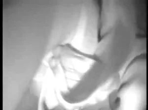 Le gros homme s’amuse avec deux schmours à la fois