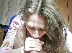 L’homme domine les filles connectées en latex