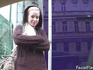Belle fille avec une bouche d’arrosage a des relations sexuelles avec son père