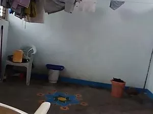 Un homme gai caresse son pénis