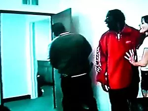 Séduisante jeune fille blonde baise avec le père