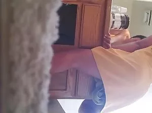 Belle femme coréenne se masturbe sur le canapé