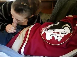 jeune femme Latina de 18 ans gicle comme un chien