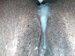 Jeune fille allant à la maison après la première visite à la plage nudiste