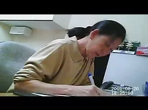 Deux charmantes blondes font l’amour à un homme