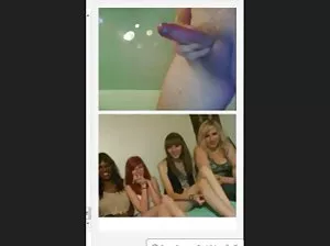 Fille est une petite fille pousses ses copines dans la douche