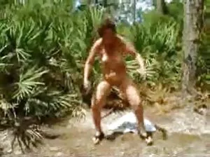 Brunette passionnée tire les jambes et montre le bouchon rasé