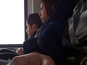 Serveuse excitée se masturbe passionnément après le travail