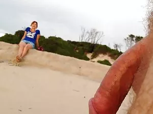 La Dame regardait le jeune homme se masturber et se jeta sur lui