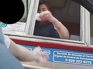 Une jeune fille en collants dans une maille baise une sangle de lettre-sur