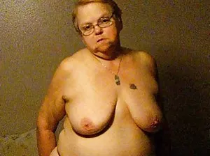 Jeune blonde a eu des rapports sexuels dans la salle de bain avec un vieil homme