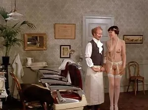 La fille en bas dans le filet flèches dans le avec les hommes