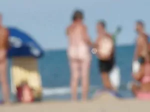 Salope en rose baise avec deux mecs
