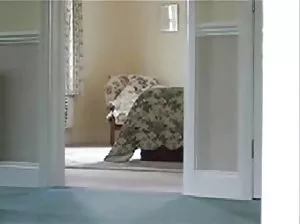 Pervert montres à travers un trou dans le mur