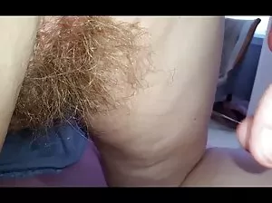 Dans le magasin de lingerie, la brunette se masturbe son cul avec gode