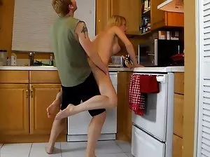 Brunette mignonne baisée avec elle bien-aimée dans la Cour