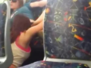 Buccaque avec une jeune fille féminine dit que la fille suce les membres artificiels