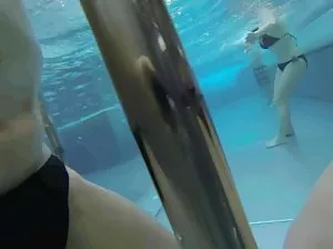 Les filles avec des seins nus dansent avec un chorégraphe