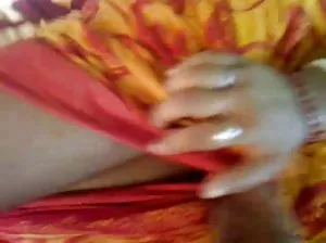 Femme blonde mignonne se branle à son mari et il tire sur la caméra