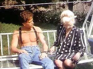 Un jeune russe a glissé une blonde mature dans un corset