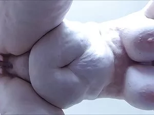 Stricte maîtresse se moque de son esclave sexe obéissant