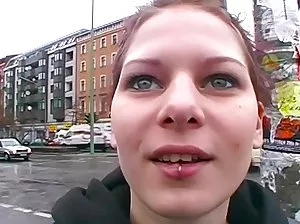Strict femme Mrs. sévèrement strapher mari dans le cul